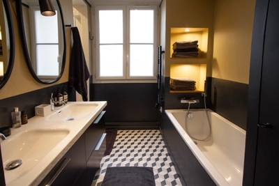 Salle de bain dans Appartement typiquement parisien déco bohème - 4