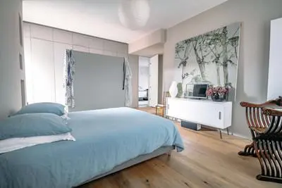Dormitorio dentro Casa contemporánea con buhardilla que da al jardín - 1