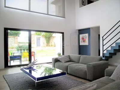 Sala dentro Preciosa casa contemporánea con decoración moderna en un entorno campestre - 1