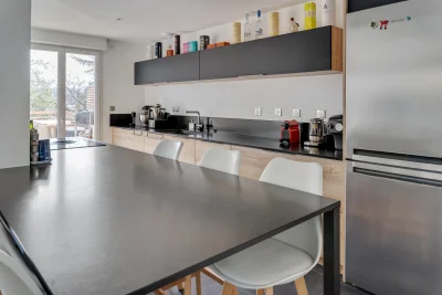Kitchen in Etage d'une maison moderne, terrasse & vue dégagée - 1