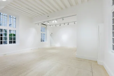Living room in Galerie d'art blanche et intimiste  - 0