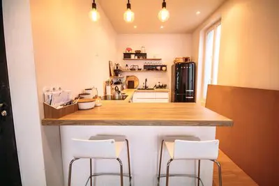 Kitchen dentro Loft avec architecture de caractère - 5