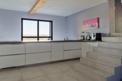 Kitchen in Quiet house with view on 5000m² of land - 1