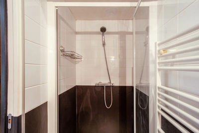 Bathroom in Superbe appartement haussmanien revisité près des berges du Rhône - 4