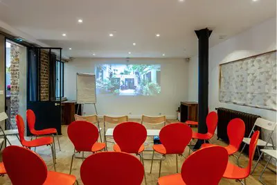 Meeting room in Salle cosy & confidentielle à Saint Lazare  - 2