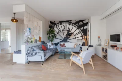 Living room in Appart. design baie vitrée video-proj terrasse - 1