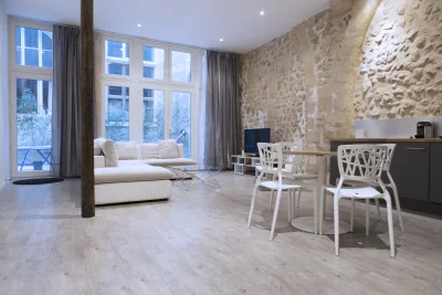Living room in Loft moderne, pierre, cour intérieure et parking - 0