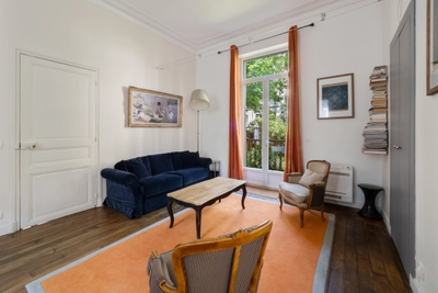 Salon dans La maison d'Alexandra et son jardin face Paris - 4
