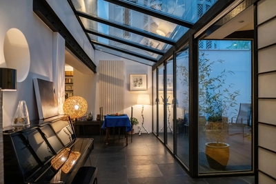 Una casa con terraza diseñada por un arquitecto en París