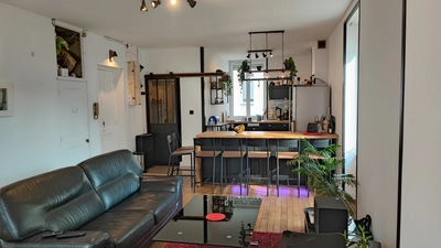 Apartment workspace around a bar