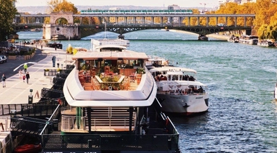 Barge sur l'eau, sous la Tour Eiffel