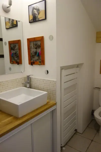 Bathroom in Appartement très calme + parking gratuit - 6