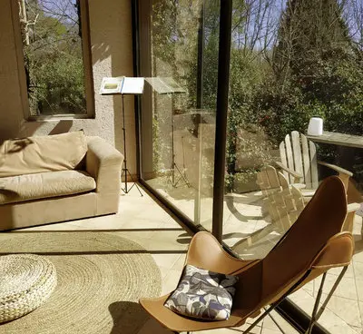 Living room in Superbe maison et sa piscine en pleine nature  - 1