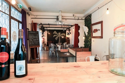 Kitchen in Lieux atypique avec bar, scène piano, studio photo - 3