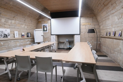 Salle de réunion dans STRAVINSKI - Grande salle entre bois et pierre  - 0