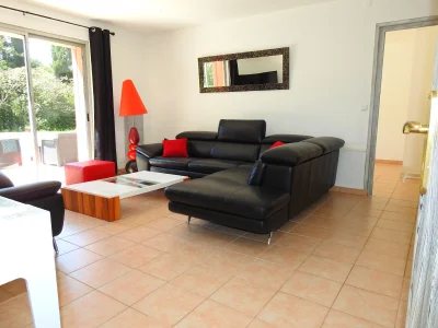 Living room in Bas de villa avec piscine couverte et jardin - 1