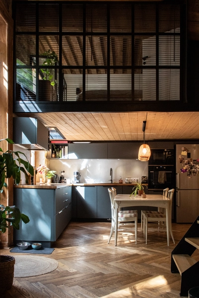 Kitchen dentro Appart Lyonnais Canut ambiance atelier artiste - 3