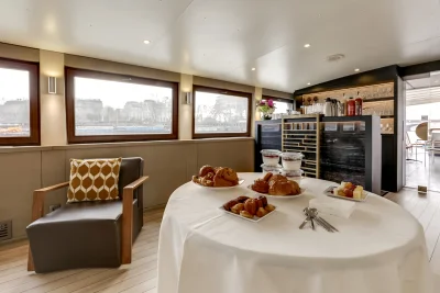 Living room in Yacht privatisable aux abords de la Tour Eiffel - 3