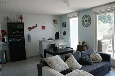 Living room in Appartement avec terrasse  BBQ + Bar + PS3 + Wii + Netflix - 1