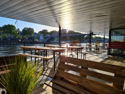 Restaurant avec terrasse couverte sur la Seine 