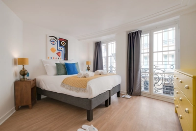 Bedroom in Appartement coloré sur les Grands Boulevards - 1