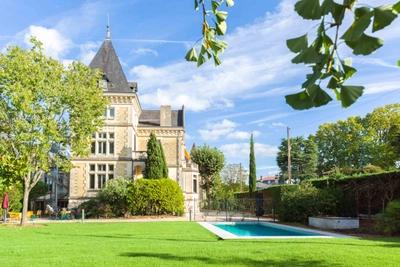 Château avec jardin et piscine
