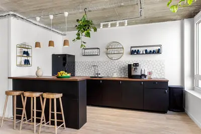 Kitchen in Large, luminous space with plant ceiling - 1