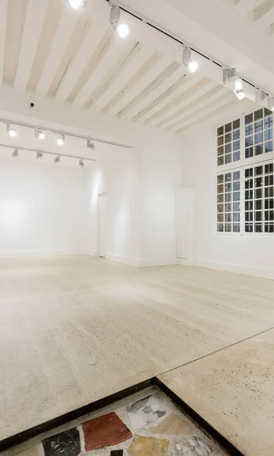Living room in Galerie d'art blanche et intimiste  - 2
