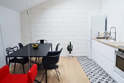 Appartement minimaliste avec petite terrasse