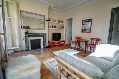 Living room in Charmant appartement avec balcon dans le Marais - 1