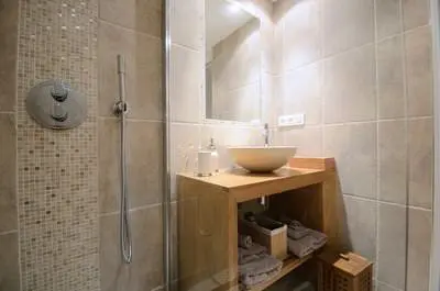 Bathroom in Espace design chaleureux au coeur de Paris - 2