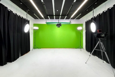 Un studio photo/vidéo et sa salle attenante