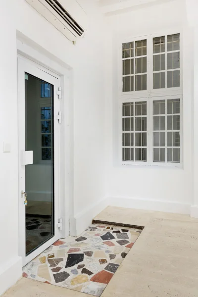 Living room in Galerie d'art blanche et intimiste  - 4