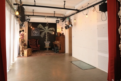 Sala dentro Lieux atypique avec bar, scène piano, studio photo - 2