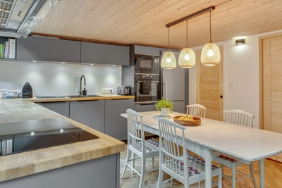 Kitchen dentro Appart Lyonnais Canut ambiance atelier artiste - 0
