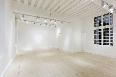 Living room in Galerie d'art blanche et intimiste  - 3