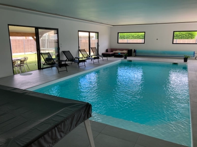 Villa avec piscine intérieure